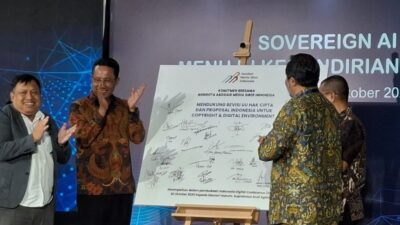 Penandatanganan nota kesepahaman kerja sama program sosial dan media edukatif oleh perwakilan lembaga.