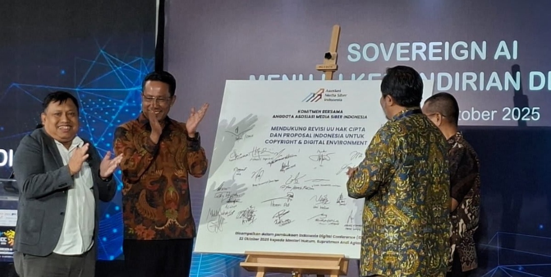 Penandatanganan nota kesepahaman kerja sama program sosial dan media edukatif oleh perwakilan lembaga.