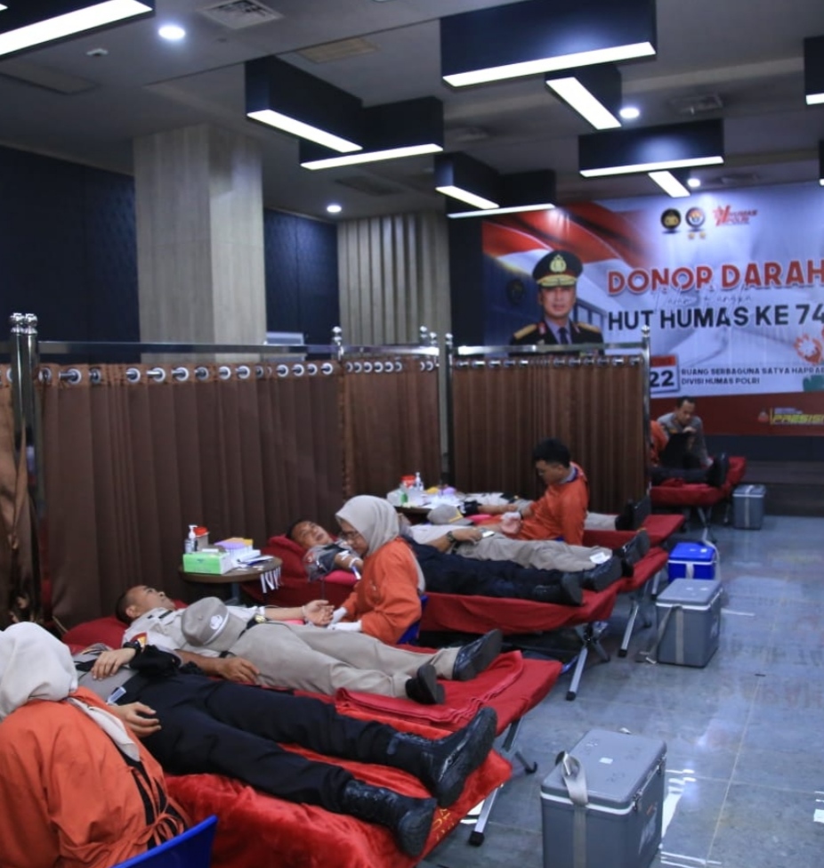 Personel Polri dan masyarakat sedang melakukan donor darah di sebuah ruangan saat kegiatan donor darah serentak Humas Polri dalam rangka HUT ke-74.