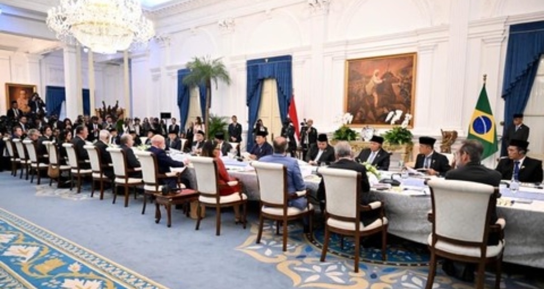 Hidangan Iga Bakar Kluwek yang disajikan dalam jamuan kenegaraan Presiden Prabowo untuk Presiden Brasil Lula da Silva. Tampilan iga bakar dengan bumbu kluwek hitam yang mengilap, disajikan bersama nasi daun jeruk, acar segar, dan pelengkap lainnya di atas meja Istana Merdeka.