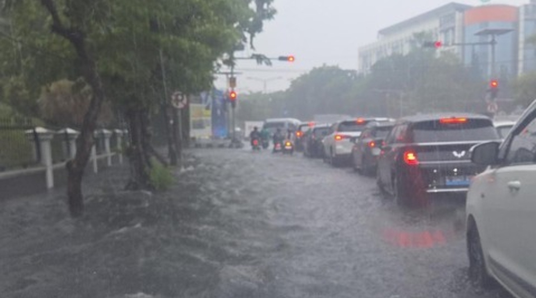 Kondisi jalan tergenang air di Surabaya akibat hujan deras pada Rabu siang, 29 Oktober 2025