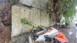 Tembok Polsek Dukuh Pakis ambruk menimpa tukang parkir di Surabaya