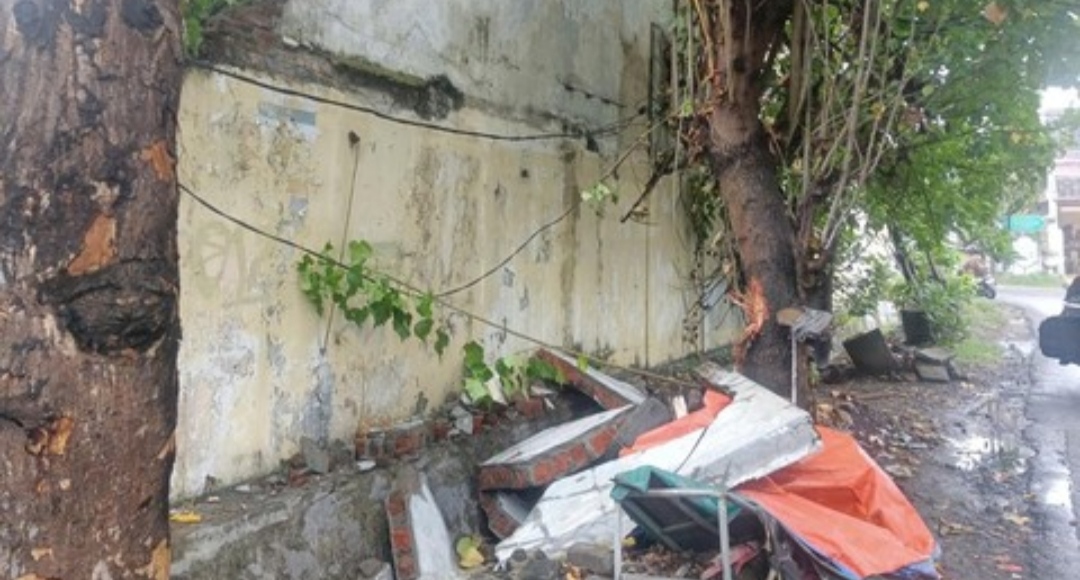 Tembok Polsek Dukuh Pakis ambruk menimpa tukang parkir di Surabaya