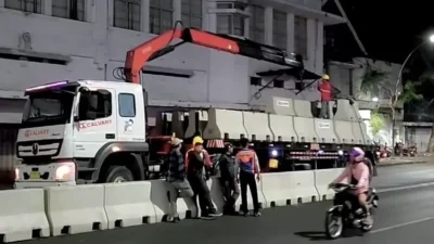 Tekan Pelanggaran, Pemkot Surabaya Pasang Barrier Beton di Jalan Basuki Rahmat