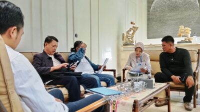 Foto; pertemuan dengan team PT Etaka