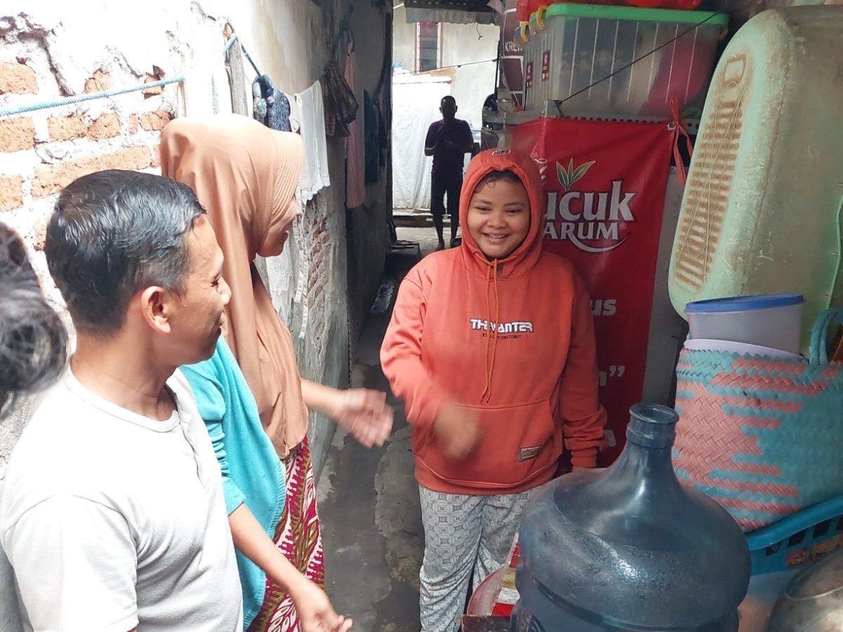 Petugas Pemkot Surabaya melakukan pendampingan terhadap anak putus sekolah di Kelurahan Kemayoran, Krembangan