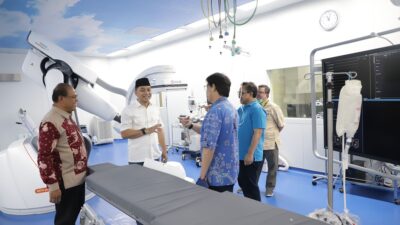 Tim medis Fast Track Chest Pain RSUD dr. Mohamad Soewandhie mengevakuasi pasien dengan nyeri dada di Surabaya.