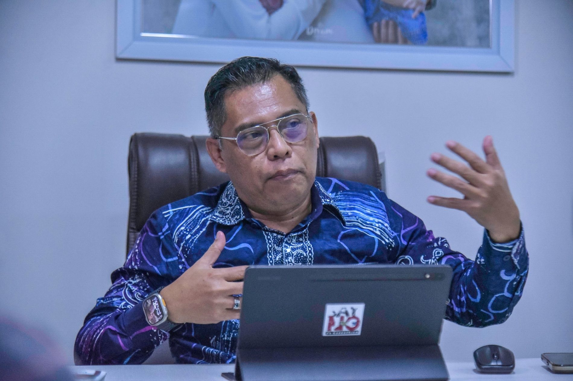 Kepala Dispendukcapil Kota Surabaya Eddy Christijanto mengimbau warga tertib administrasi kependudukan