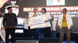 Wali Kota Surabaya Eri Cahyadi menyerahkan penghargaan kepada atlet berprestasi Porprov Jatim 2025 di halaman Balai Kota Surabaya