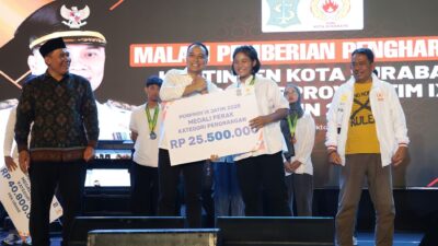 Wali Kota Surabaya Eri Cahyadi menyerahkan penghargaan kepada atlet berprestasi Porprov Jatim 2025 di halaman Balai Kota Surabaya