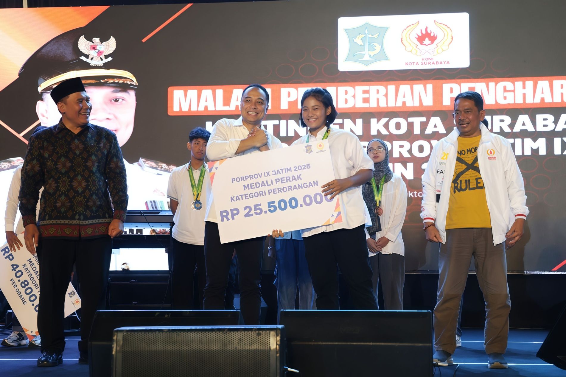 Wali Kota Surabaya Eri Cahyadi menyerahkan penghargaan kepada atlet berprestasi Porprov Jatim 2025 di halaman Balai Kota Surabaya