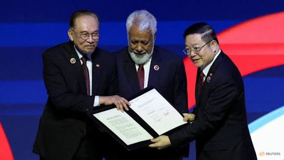 Para pemimpin ASEAN menyaksikan Perdana Menteri Timor Leste Xanana Gusmao menandatangani dokumen penerimaan keanggotaan ASEAN di Kuala Lumpur, 26 Oktober 2025