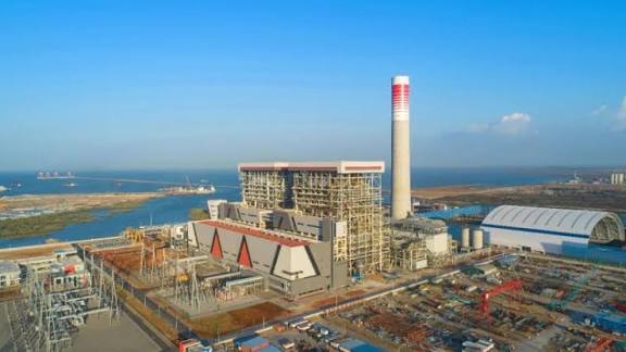 Pembangkit Listrik Tenaga Uap PLTU 1 Mempawah di Kalimantan Barat yang terbengkalai akibat kasus korupsi dengan cerobong asap merah putih dan fasilitas pembangkit terlihat dari udara