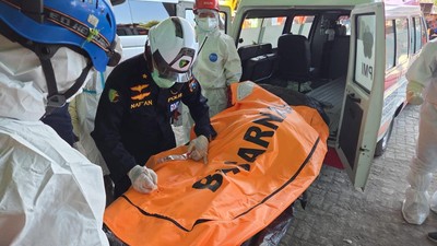 Petugas Basarnas dan DVI Polri mengevakuasi jenazah korban reruntuhan Ponpes Al Khoziny di Sidoarjo