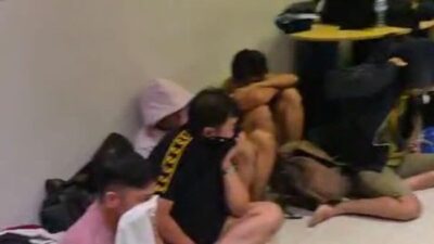 Penggerebekan pesta sesama jenis di Hotel Midtown Residence Surabaya oleh Polrestabes Surabaya, 34 pria diamankan.