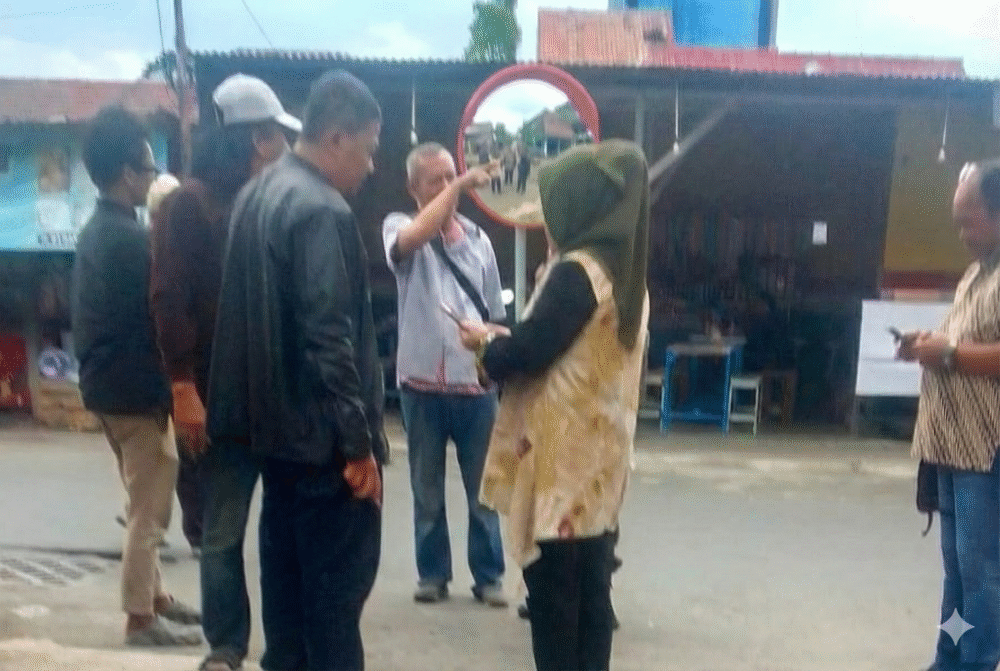 SIDAK LAPANGAN – Suasana saat pihak Kelurahan Gebang Putih melakukan inspeksi mendadak di lokasi proyek paving Jl. Asem Payung Gang I, Jumat (21/11/2025). Pihak kelurahan melakukan peninjauan di tengah sorotan warga terkait progres fisik yang diduga mendahului kontrak kerja.