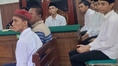 Foto; menjalani sidang di pengadilan negeri Surabaya