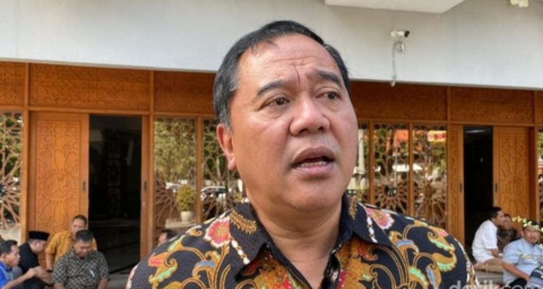 Kepala DLH Surabaya Dedik Irianto memberikan keterangan pers kepada awak media mengenai investigasi mikroplastik.