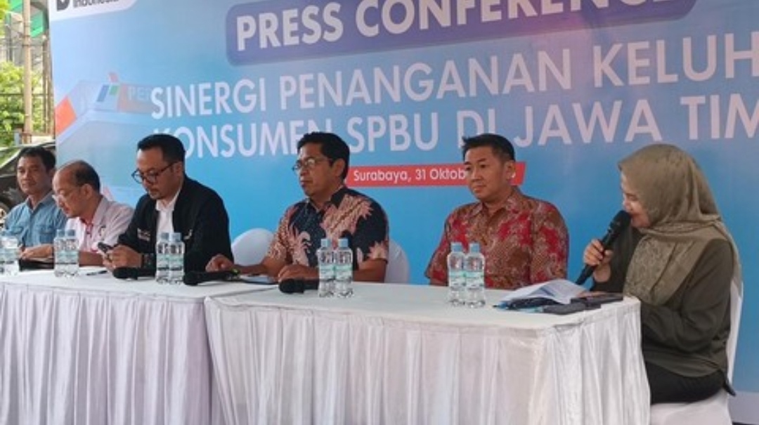 Dirut Pertamina Patra Niaga Mars Ega Legowo Putra saat konferensi pers soal keluhan Pertalite di Surabaya