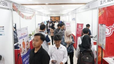 Papan penunjuk atau label bertuliskan"CATER DOOR" dan "AND GRAY WARM", dengan kode "30. P1. 1116 W." serta tulisan "HTERA" di bagian atas.