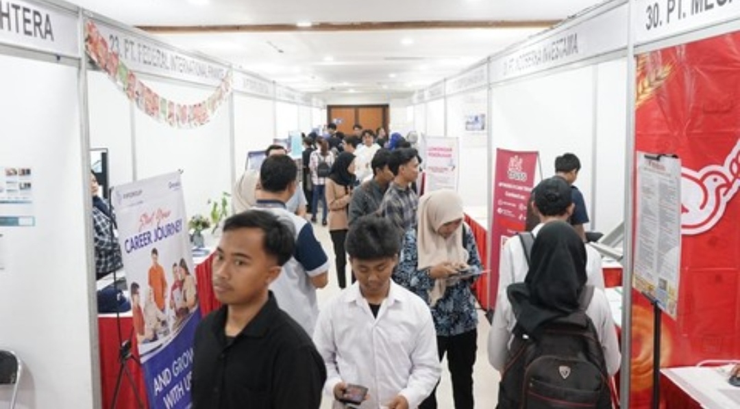 Papan penunjuk atau label bertuliskan"CATER DOOR" dan "AND GRAY WARM", dengan kode "30. P1. 1116 W." serta tulisan "HTERA" di bagian atas.