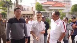 Wakil Walikota Surabaya Armuji (kanan) sedang berdialog serius dengan petugas keamanan Richard (kiri) dan perwakilan pengelola Pak Noto (tengah) saat melakukan inspeksi mendadak terkait laporan pungutan parkir di kawasan Akademi Basket CLS, Surabaya.
