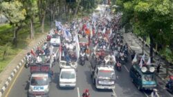 Ribuan buruh dari aliansi GASPER Jatim dan FSPMI melakukan konvoi motor dan mobil komando memadati Jalan Raya Darmo Surabaya saat aksi unjuk rasa menuntut kenaikan UMP 2026, Kamis (27/11/2025).