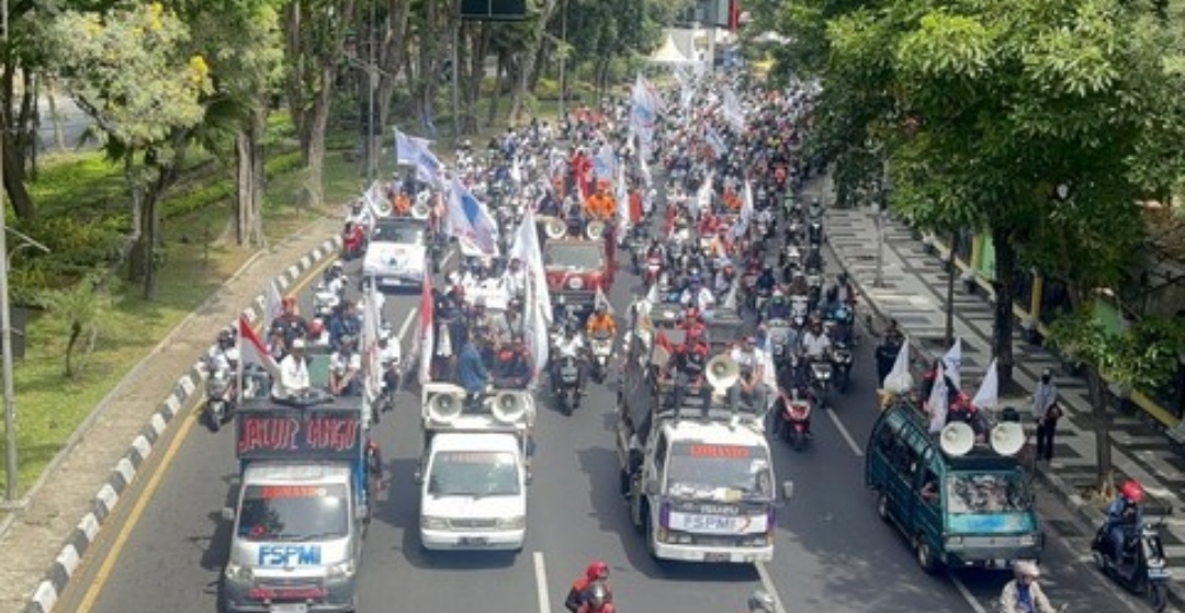Ribuan buruh dari aliansi GASPER Jatim dan FSPMI melakukan konvoi motor dan mobil komando memadati Jalan Raya Darmo Surabaya saat aksi unjuk rasa menuntut kenaikan UMP 2026, Kamis (27/11/2025).