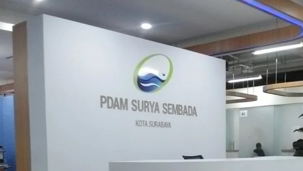 Logo resmi PDAM Surya Sembada Kota Surabaya dengan tulisan perusahaan di atas background putih, sebagai identitas visual perusahaan air minum daerah.