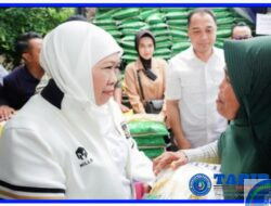 Ratusan Ibu-ibu di Benowo Borong Sembako Murah di Pasar Murah Khofifah