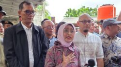 Tiga mantan direksi PT ASDP Indonesia Ferry berdiri berdampingan dikelilingi kerumunan wartawan. Di posisi tengah, mantan Dirut Ira Puspadewi yang mengenakan jilbab merah muda tampak meletakkan tangan di dada dengan ekspresi haru. Ia diapit oleh dua rekan prianya yang mengenakan kemeja putih dan jas hitam.