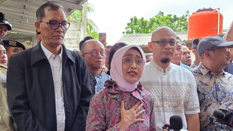 Tiga mantan direksi PT ASDP Indonesia Ferry berdiri berdampingan dikelilingi kerumunan wartawan. Di posisi tengah, mantan Dirut Ira Puspadewi yang mengenakan jilbab merah muda tampak meletakkan tangan di dada dengan ekspresi haru. Ia diapit oleh dua rekan prianya yang mengenakan kemeja putih dan jas hitam.