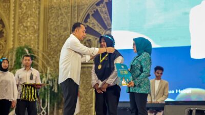 Cetak Generasi Emas, Pemkot Surabaya Wisuda 10.770 Lulusan Sekolah Orang Tua Hebat 2025