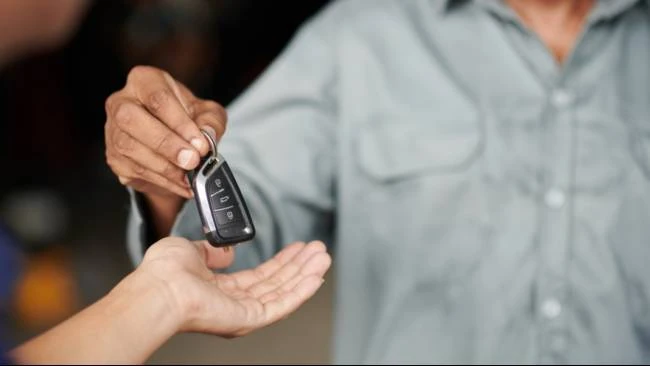 Serah terima kunci kendaraan bermotor dalam proses penarikan unit pembiayaan.