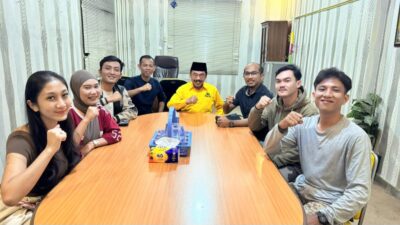 Ketua Harian DPD Golkar Lampung Riza Mirhardi didampingi pengurus melepas lima kader AMPG Lampung untuk mengikuti Diklat Satgas Nasional di Jakarta dengan pose salam komando di Kantor Golkar Bandar Lampung.