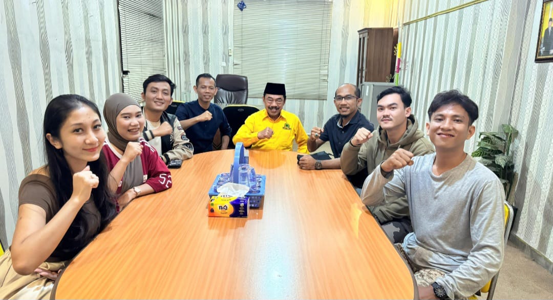 Ketua Harian DPD Golkar Lampung Riza Mirhardi didampingi pengurus melepas lima kader AMPG Lampung untuk mengikuti Diklat Satgas Nasional di Jakarta dengan pose salam komando di Kantor Golkar Bandar Lampung.