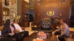 Wakil Walikota Surabaya Armuji berbincang dengan pejabat kepolisian di ruang kerja berlatar lambang Polri.