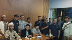 Pertemuan Refleksi Akhir Tahun 2025 BPAI yang dihadiri sejumlah pengurus dan perwakilan daerah sedang duduk dan berdiri bersama di dalam sebuah kafe pada 7 Desember 2025