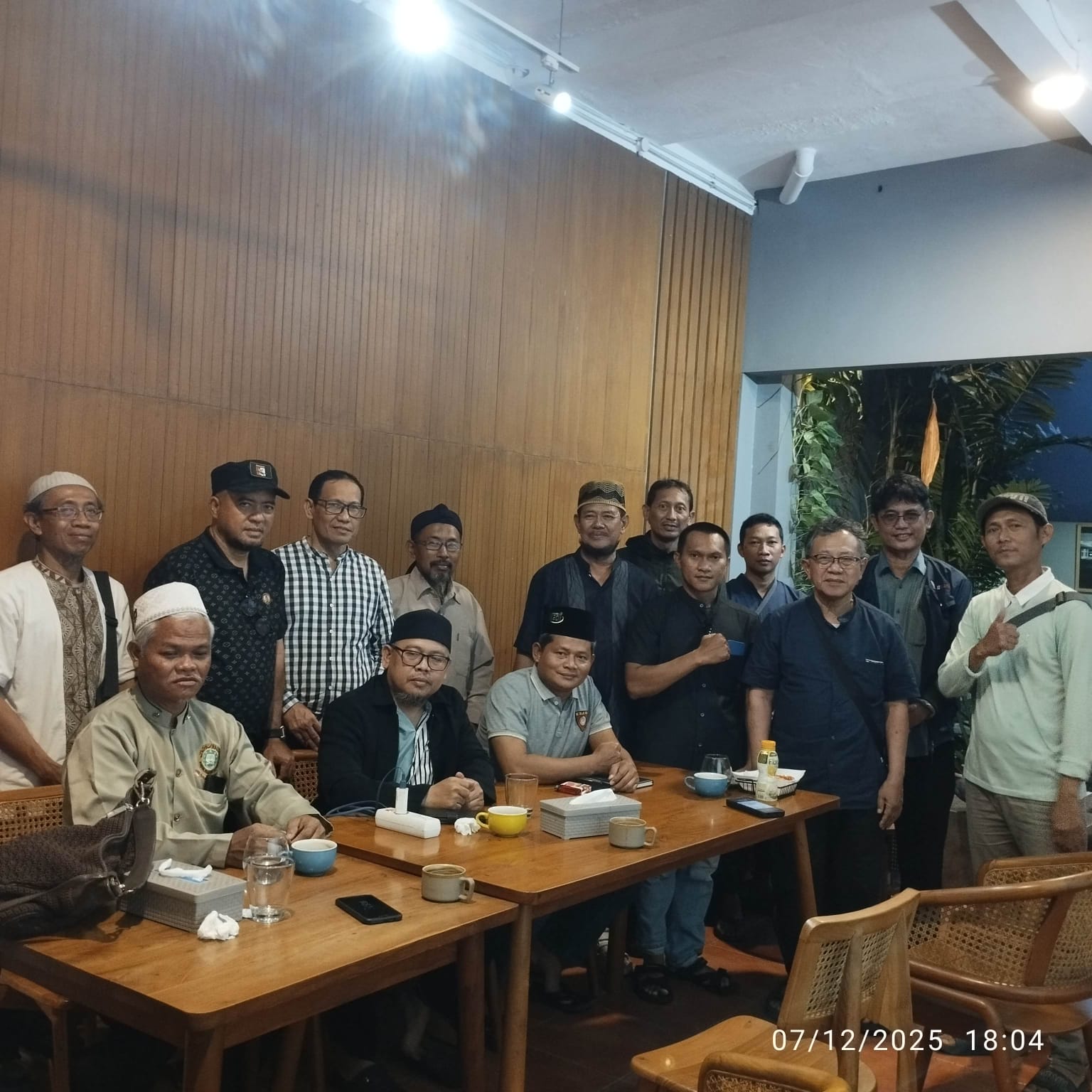 Pertemuan Refleksi Akhir Tahun 2025 BPAI yang dihadiri sejumlah pengurus dan perwakilan daerah sedang duduk dan berdiri bersama di dalam sebuah kafe pada 7 Desember 2025