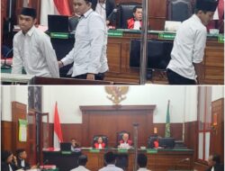 SAAT POS POLANTAS BUNDARAN WARU TERBAKAR KURSI DERET BESI MILIK POS POLISI DICOLONG ALVIN YOGA PRATAMA DAFA PRAMADYA DAN BUDI WIYONO DIHUKUM 3 BULAN 15 HARI PENJARA
