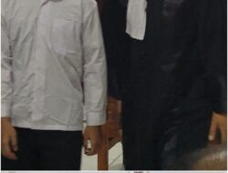 UNJUK RASA ANARKIS MERUSAK KAWAT BARRIER MILIK POLISI DAN MERUSAK GAPURA DARI TRIPLEK, DI GEDUNG GRAHADI SURABAYA ACHMAD RIVALDO KINI DIADILI