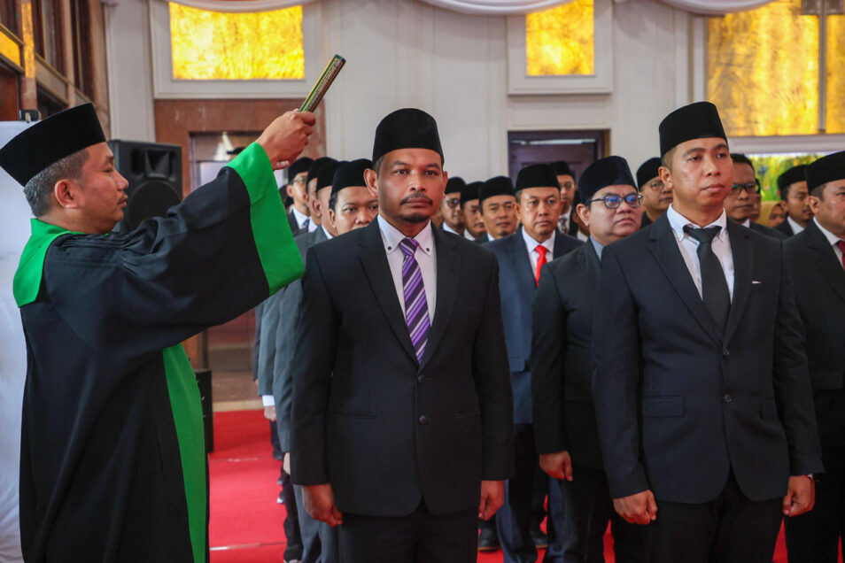 Wali Kota Surabaya Eri Cahyadi memimpin pelantikan 79 pejabat eselon di Balai Kota, Senin 15 Desember 2025.