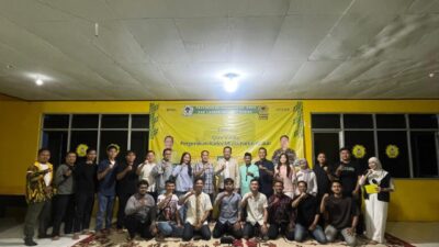 Sejumlah pengurus dan kader PD AMPG Provinsi Lampung berfoto bersama di dalam sekretariat dengan latar belakang spanduk kegiatan Ngopi Kuning. Peserta berdiri dan berjongkok rapi, mengangkat tangan sebagai simbol kebersamaan organisasi.