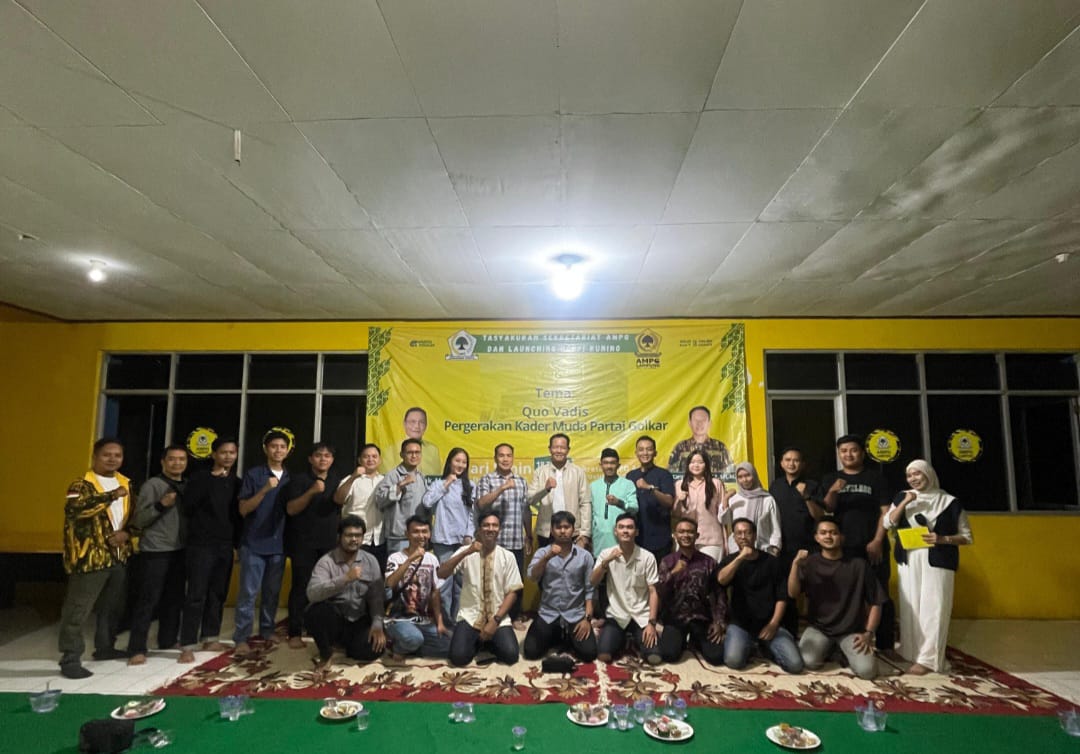 Sejumlah pengurus dan kader PD AMPG Provinsi Lampung berfoto bersama di dalam sekretariat dengan latar belakang spanduk kegiatan Ngopi Kuning. Peserta berdiri dan berjongkok rapi, mengangkat tangan sebagai simbol kebersamaan organisasi.