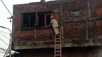 Korsleting Listrik Pasca Lampu Padam, Rumah di Sidotopo Lor Surabaya Terbakar