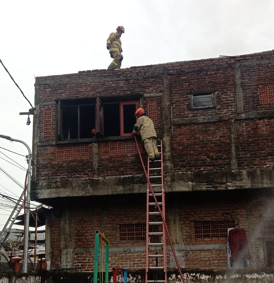 Personel Dinas Pemadam Kebakaran dan Penyelamatan (DPKP) melakukan proses pembasahan pada bangunan berlantai dua di Jalan Sidotopo Lor No. 14, Surabaya. Kebakaran yang diduga akibat korsleting listrik ini berhasil dikendalikan dengan pengerahan 6 unit armada.