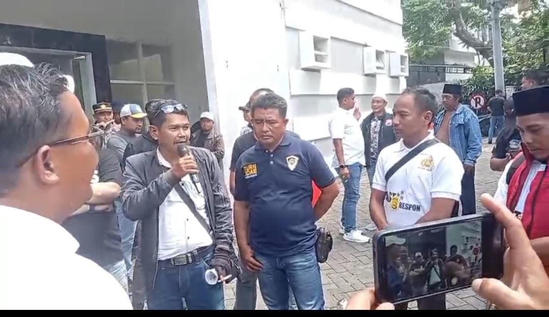 Puluhan wartawan berorasi di depan Kantor Satpol PP Kota Surabaya saat aksi solidaritas menuntut klarifikasi dan sanksi terkait video viral.