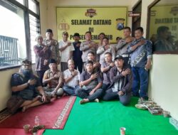 Berawal Tegang Berakhir Haru, Warga dan Anggota Polsek Semampir Beri Kejutan untuk Kapolsek