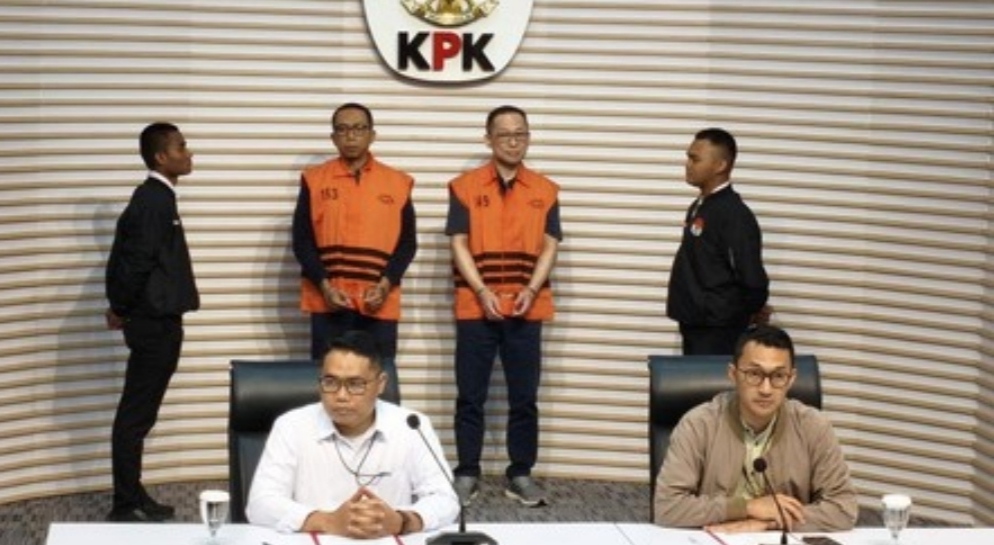 Slide presentasi KPK menunjukkan data pengembangan penyidikan kasus dugaan korupsi proyek perkeretaapian DJKA,dengan sorotan pada angka dan tahapan investigasi.