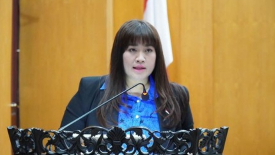 Anggota Komisi C DPRD Surabaya, Herlina Harsono Njoto, mengenakan jas hitam dan kemeja biru saat menyampaikan pandangan di podium gedung DPRD Surabaya terkait program Rutilahu.